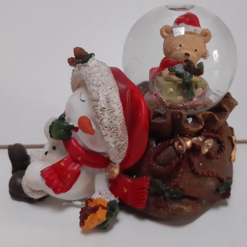 Sneeuwbol slapende sneeuwpop met kerst muts in 3d met in de bol een teddybeer 7cm hoog