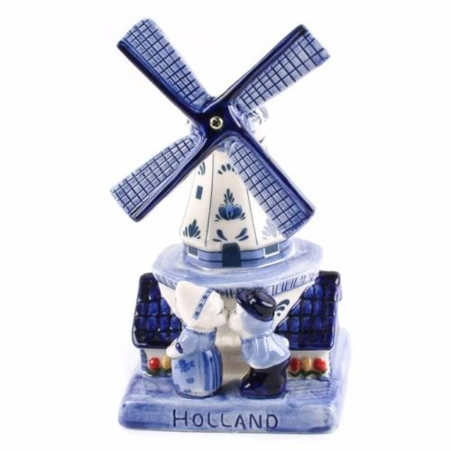 Delftsblauw kussend paar voor een stelling molen 12cm