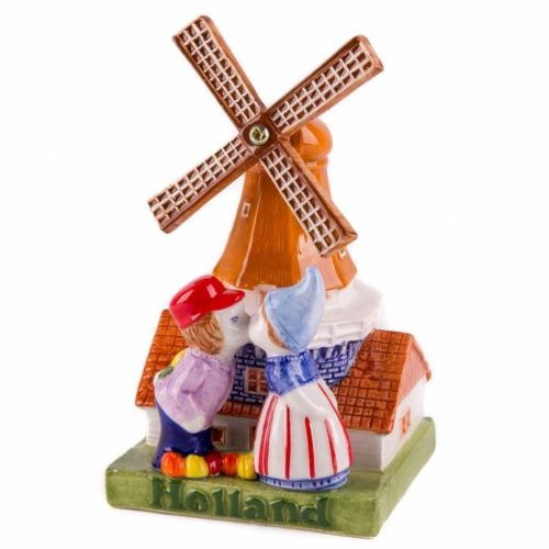 Kussend paar voor een stelling molen in kleur 14cm