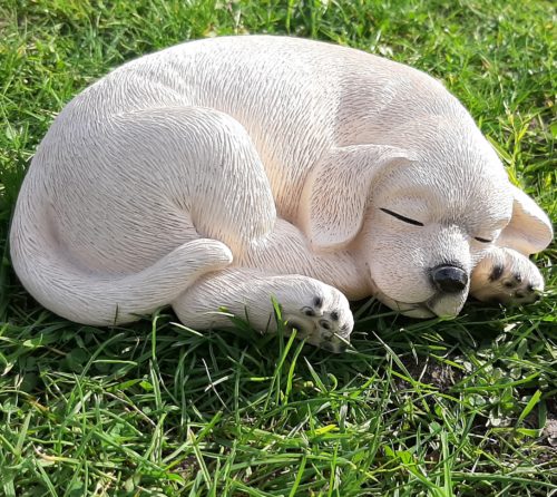 Beeldje Labrador puppy blond slapend 15cm