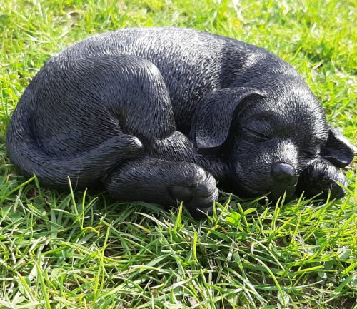 Beeldje Labrador puppy zwart slapend 15cm