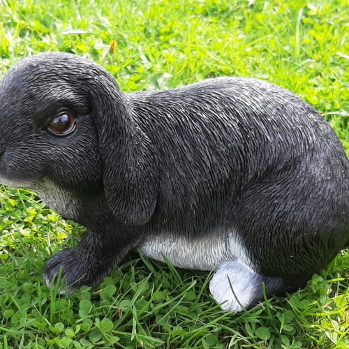 Beeldje konijn hangoor zwart wit 22 cm